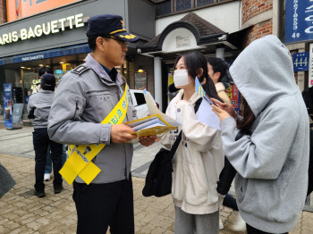 “학생들 마약음료 봤어요?”…강남 학원가에 뜬 경찰들