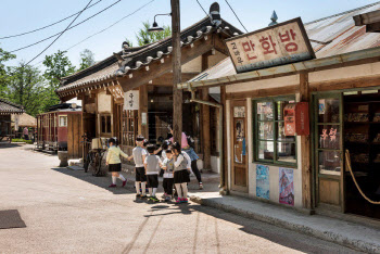 "골목놀이 할 사람, 여기 붙어라"…민속박물관, 초등 민속교육 진행