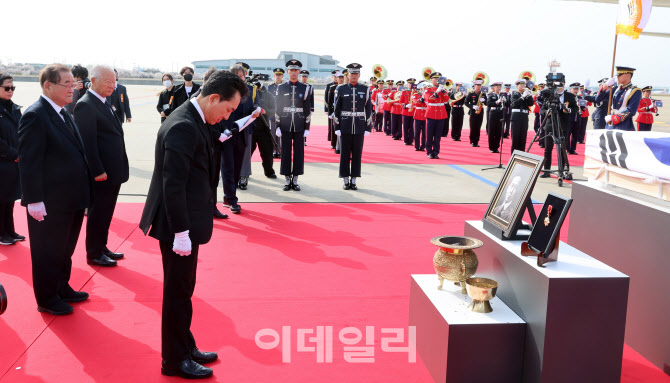 [포토]묵념하는 박민신 국가보훈처장