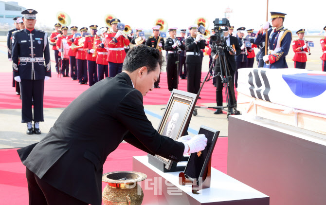 [포토]황기환 애국지사에게 건국훈장 헌정하는 박민신 국가보훈처장