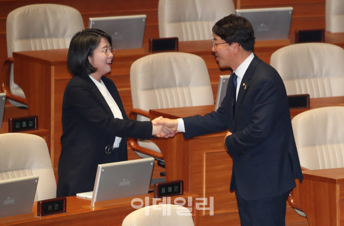 [포토]'악수하는 용혜인-강성희'