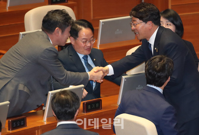 [포토]'민주당 의원들과 인사하는 강성희 의원'