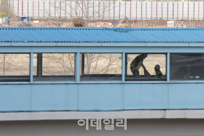 [포토]용산역 공중보행교 철거 작업하는 관계자들