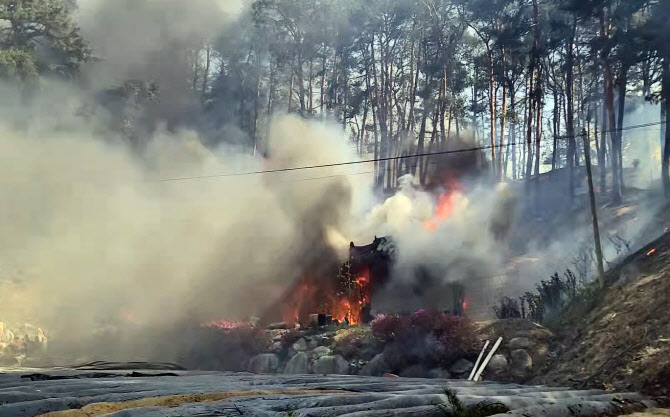 [포토] 강릉서 산불…불길에 휩싸인 주택