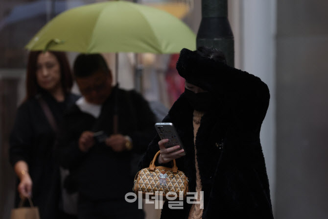 [포토]갑자기 내리는 '황사비'