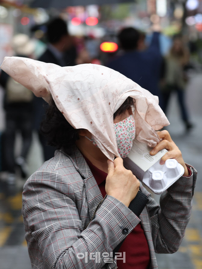 [포토]봉지로 막아보는 '흙비'