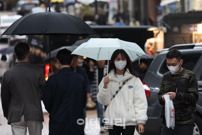 [포토]명동에 내리는 황사비