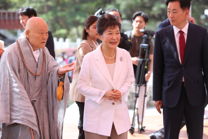 박근혜 귀향 후 첫 공개 외출…총선 앞두고 활동 재개하나