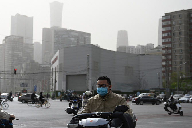 베이징 등 中북부 대규모 황사 덮쳐…꽃가루 맞물려 ‘최악’