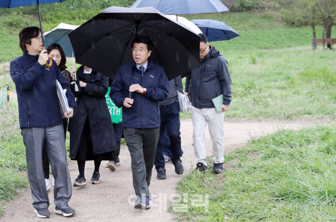 [포토] 잠실유수지 현장점검하는 서강석 송파구청장