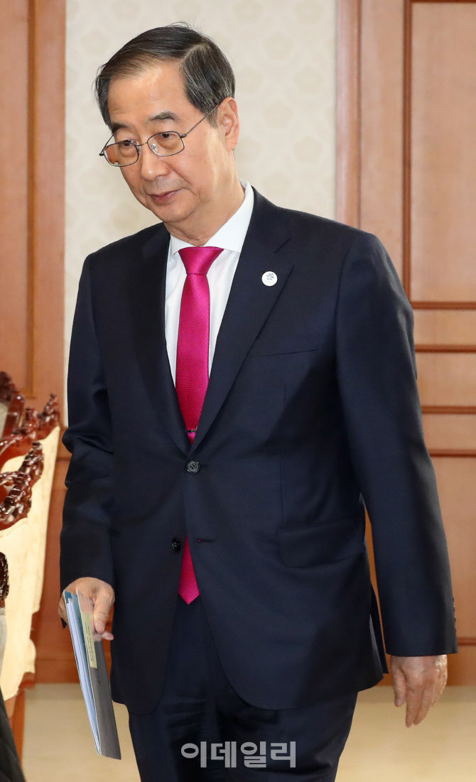 [포토]학교폭력대책위원회 회의 참석하는 한덕수 총리