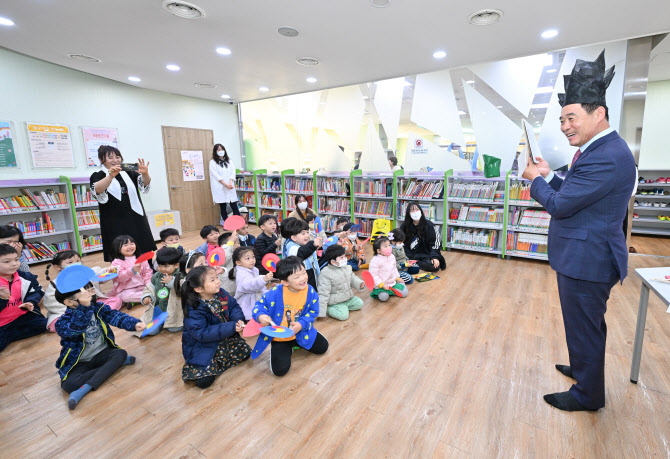 그림책 읽어주는 시장님!…포천시장, 독서주간 어린이 행사 진행