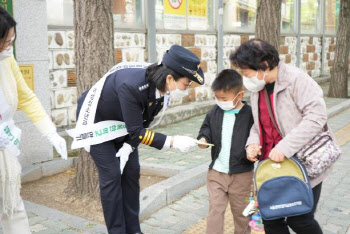 서울 중부경찰서, '안전한 등굣길' 교통안전 캠페인 실시