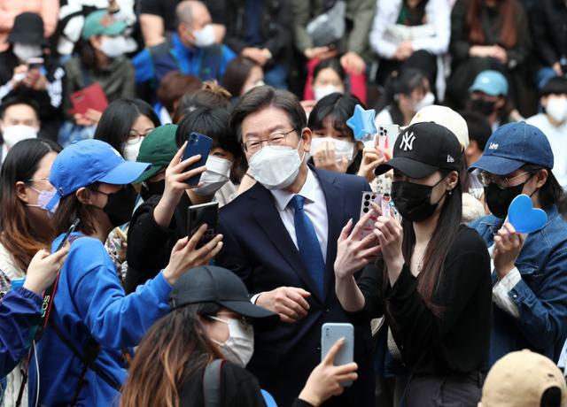 이재명의 `개딸` "문빠가 文대통령 만들었듯…李대통령 만들 것"