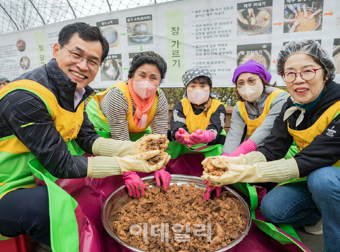 [포토] 양천장독대 봉사단 장 가르기
