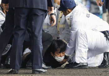 "기시다에 폭발물 던진 용의자, 24세 효고현 남성" (속보)