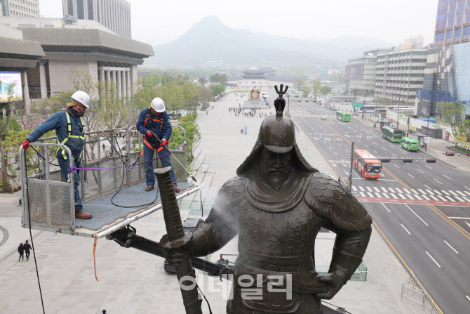 [포토]'새봄맞이 이순신 장군 동상 세척'