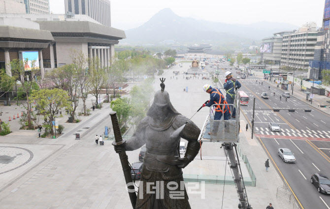 [포토]'이순신 장군 동상 세척'