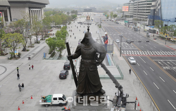 [포토]'광화문광장에서 이순신 장군동상 세척'