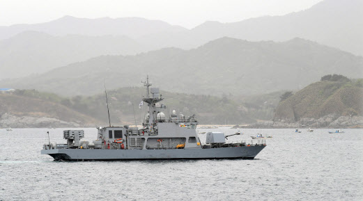 中어선 쫓던 北 경비정 NLL 침범…해군 경고사격에 퇴각
