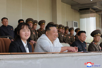 北김정은, 딸 주애와 함께 태양절 기념 체육경기 관람