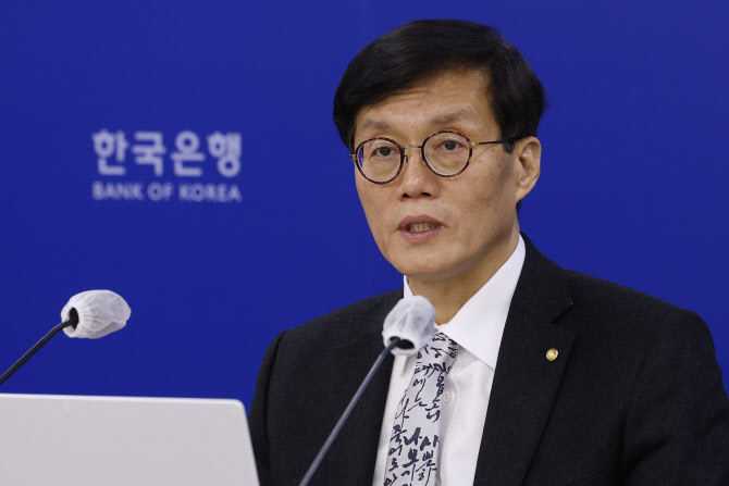 한은 노조 "이창용 총재 1년, 물가·금융안정 시의적절…내부 경영은 '글쎄'"