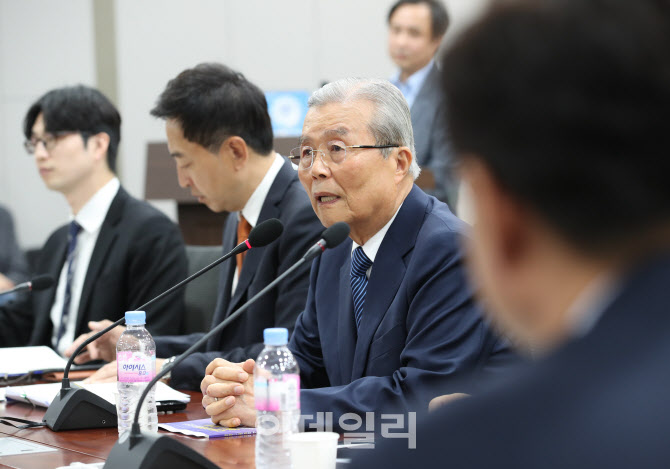 [포토]'인사말하는 김종인 전 비대위원장'