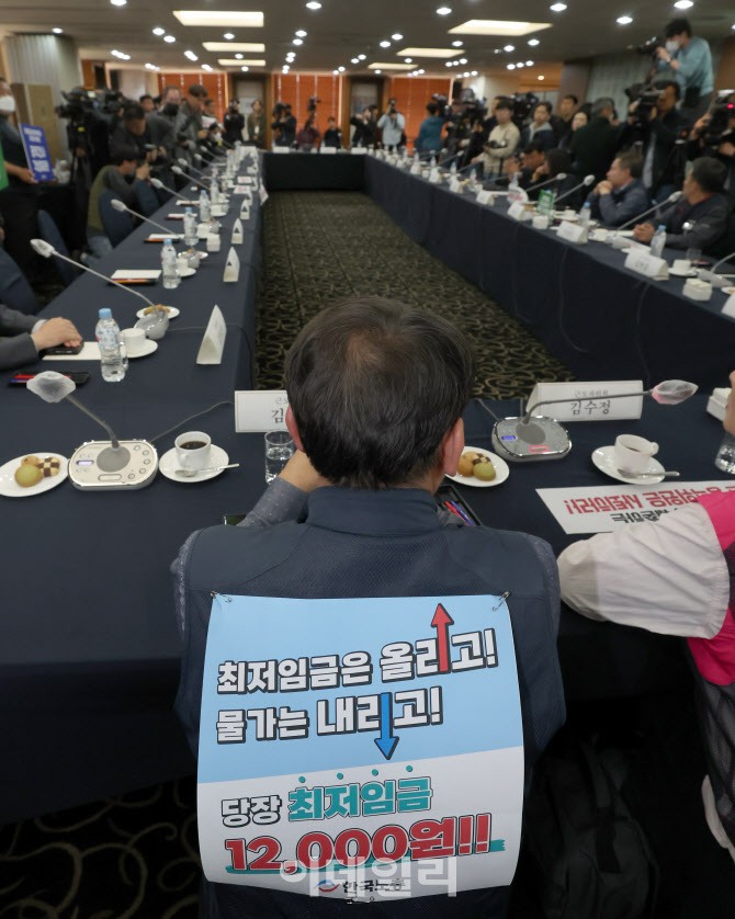 [포토]시작하지도 못하고 있는 최저임금위원회 제1차 전원회의