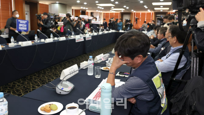[포토]최저임금위, 첫 회의부터 파행...노동계 위원들 퇴장