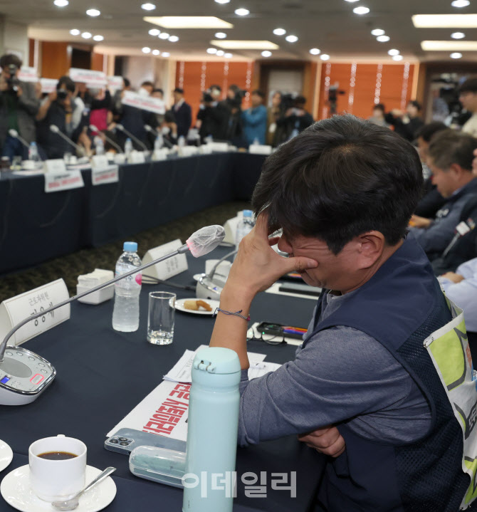 [포토]최저임금위, 결국 첫 회의부터 파행...노동계 위원들 퇴장