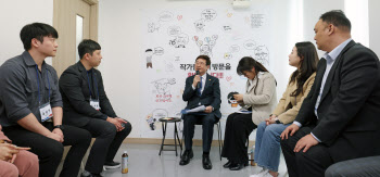 웹소설 제작사 찾은 박보균…“MZ세대 정책적 뒷받침할 것”