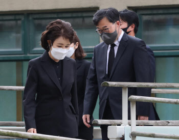 故박원순 유족 "내 남편, 억울한 피해자" 항소심서 호소