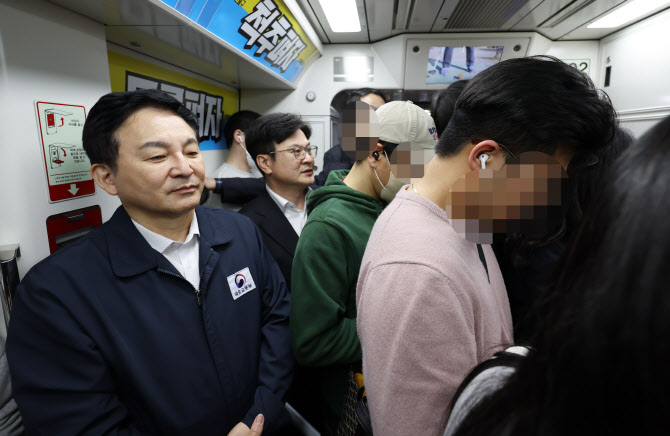 퇴근길 김포골드라인에 오른 원희룡 “사고 예방 만전”