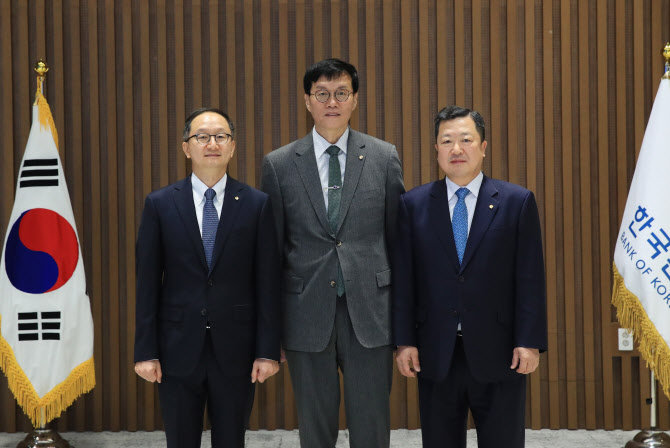 신임 금통위원들 "대내외적 어려운 시기…보탬되도록 하겠다"