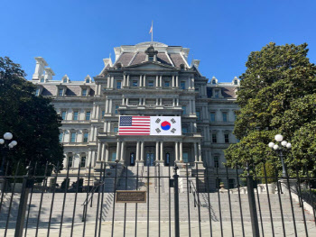 아이젠하워 빌딩에 ‘성조기· 태극기’ 휘날려...尹대통령 부부 맞이 한창