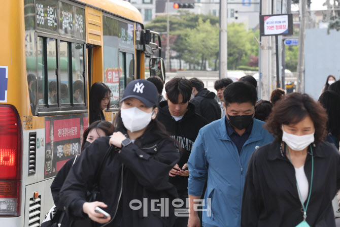 [포토]혼잡한 김포시 골드라인 인근 버스정류장