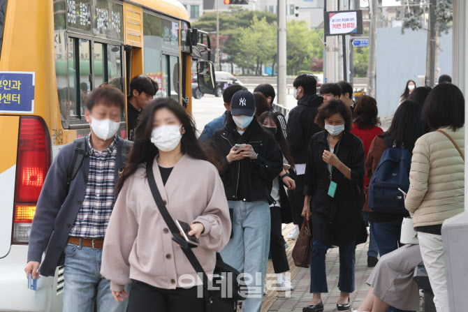 [포토]북적이는 김포시 골드라인 인근 버스정류장