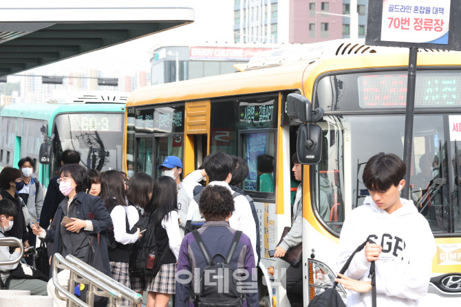 [포토]출근-등교 등으로 북적이는 김포시 버스정류장