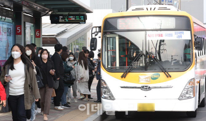 [포토]출근-등교 등으로 북적이는 버스정류장