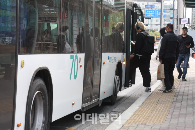 [포토]서울로 가는 70번 버스 탑승하는 김포 시민들