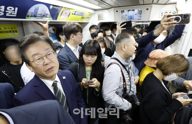 [포토]이재명, '김포골드라인 혼잡 상황 점검'