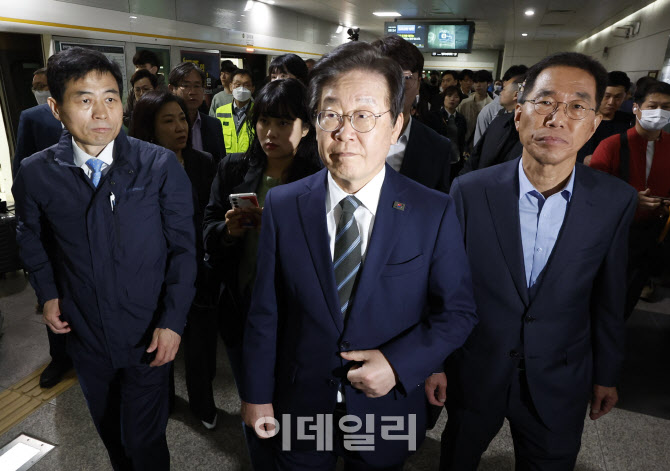 [포토]'김포공항역에서 내리는 이재명 대표'