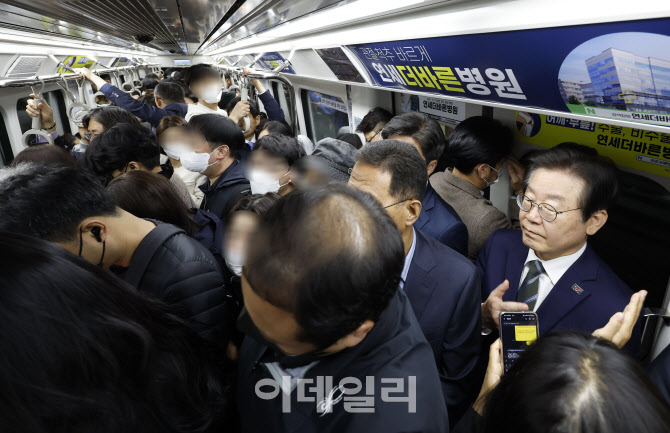 ‘지옥철 김골라’ 끼여 탄 이재명…“구조적 대책 마련할 것”