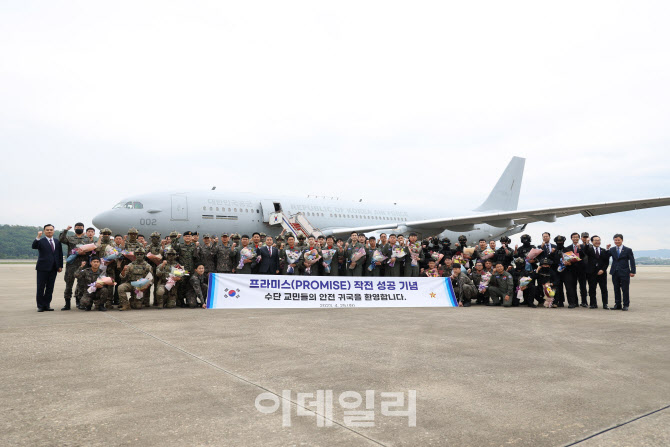 [포토]기념촬영하는 이종섭 장관과 수단 교민들