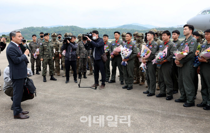 [포토]작전 관계자들 격려하는 이종섭 국방부 장관