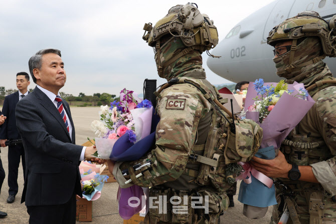 [포토]이종섭 장관, 수단 교민 탈출 작전 성공한 군인 격려