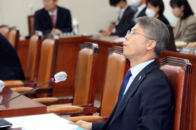 '결자해지' 박홍근, 민형배 복당 결정…당내외 비판 쏟아져(종합)