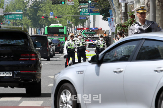 "분명히 봤는데 헷갈려요"…아직 우회전 일시정지 '우왕좌왕'