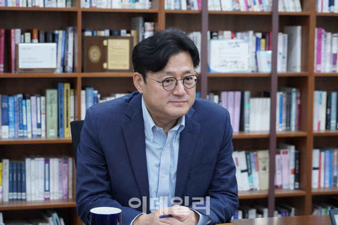 홍익표 "돈봉투 사건, 지위고하 막론 단호해야 총선 승리"[인터뷰]