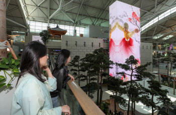 댄스필름 '얼라이브', 인천공항 8층 높이 미디어타워 상영